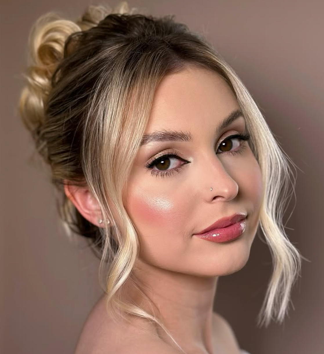 Resultado de lash lifting com cílios naturalmente curvados e alongados — procedimento de lash lifting em Cascavel PR por Ellen Albuquerque