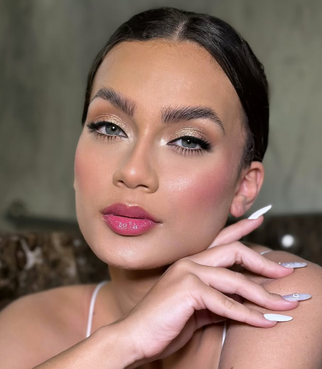 Maquiagem profissional com sombra dourada, batom rosa glossy e pele iluminada — resultado de trabalho da melhor maquiadora em Cascavel PR, Ellen Albuquerque