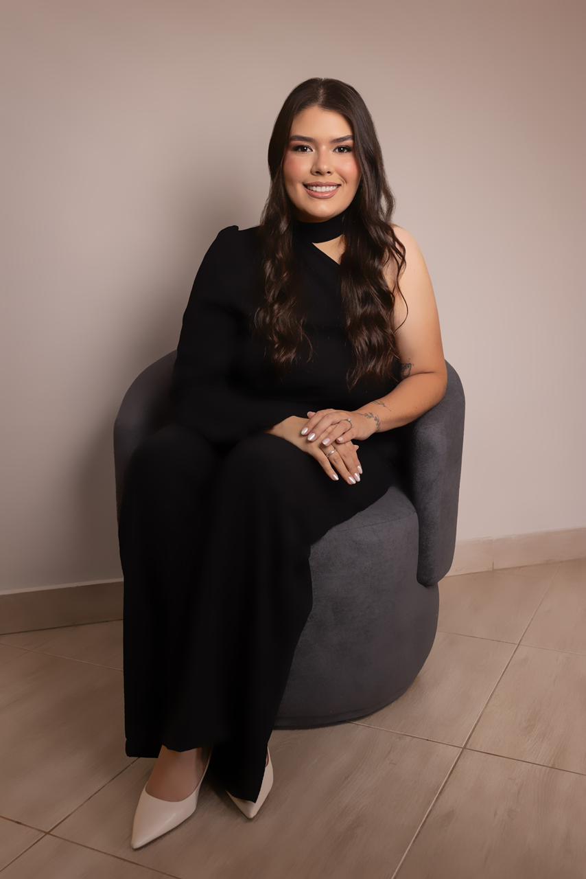 Ellen Albuquerque, maquiadora profissional em Cascavel PR — especialista em maquiagem para noivas, festas, lash lifting, brow lamination e design de sobrancelhas