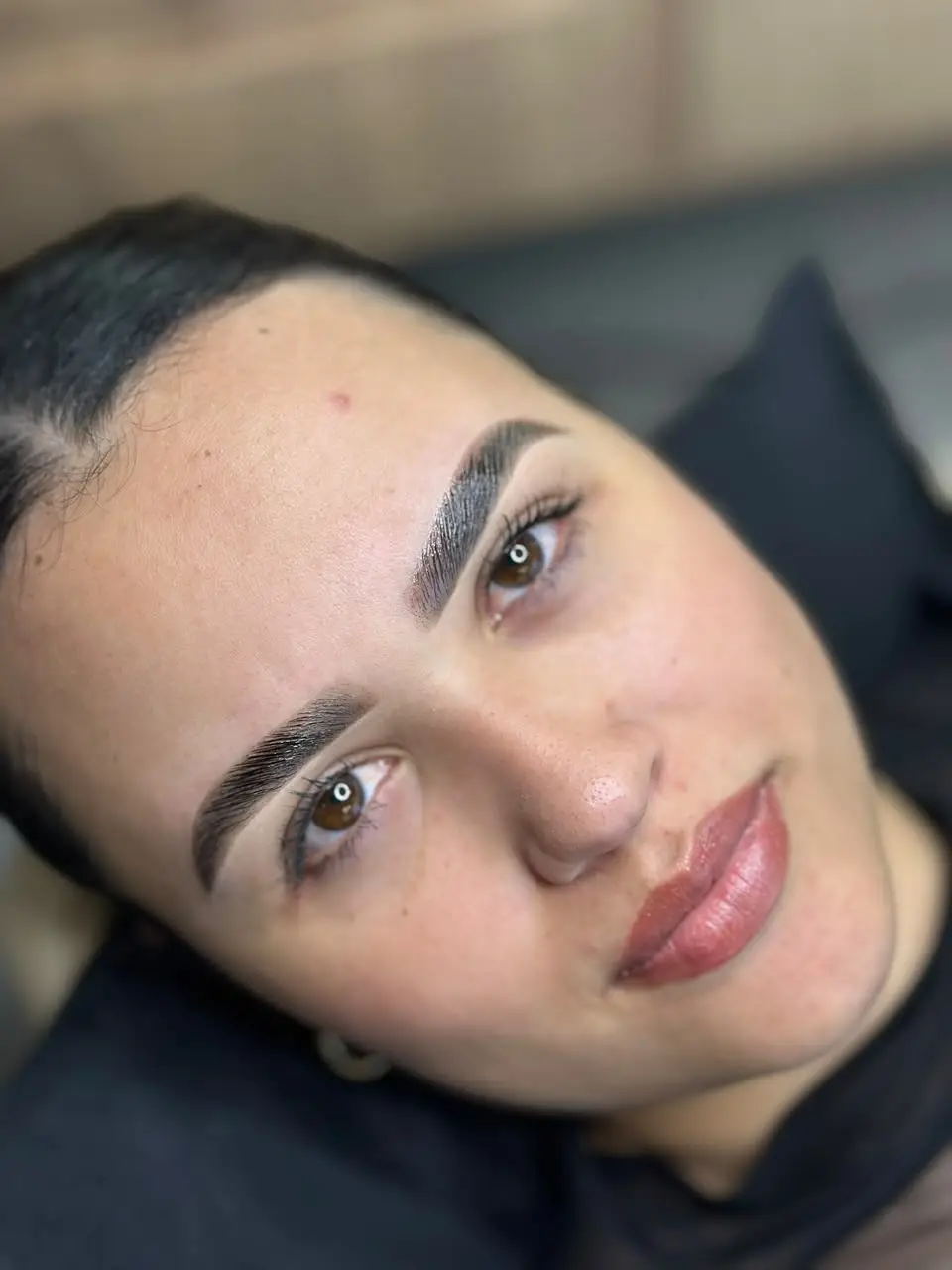 Resultado de brow lamination com sobrancelhas laminadas, alinhadas e volumosas, feito por Ellen Albuquerque em Cascavel/PR